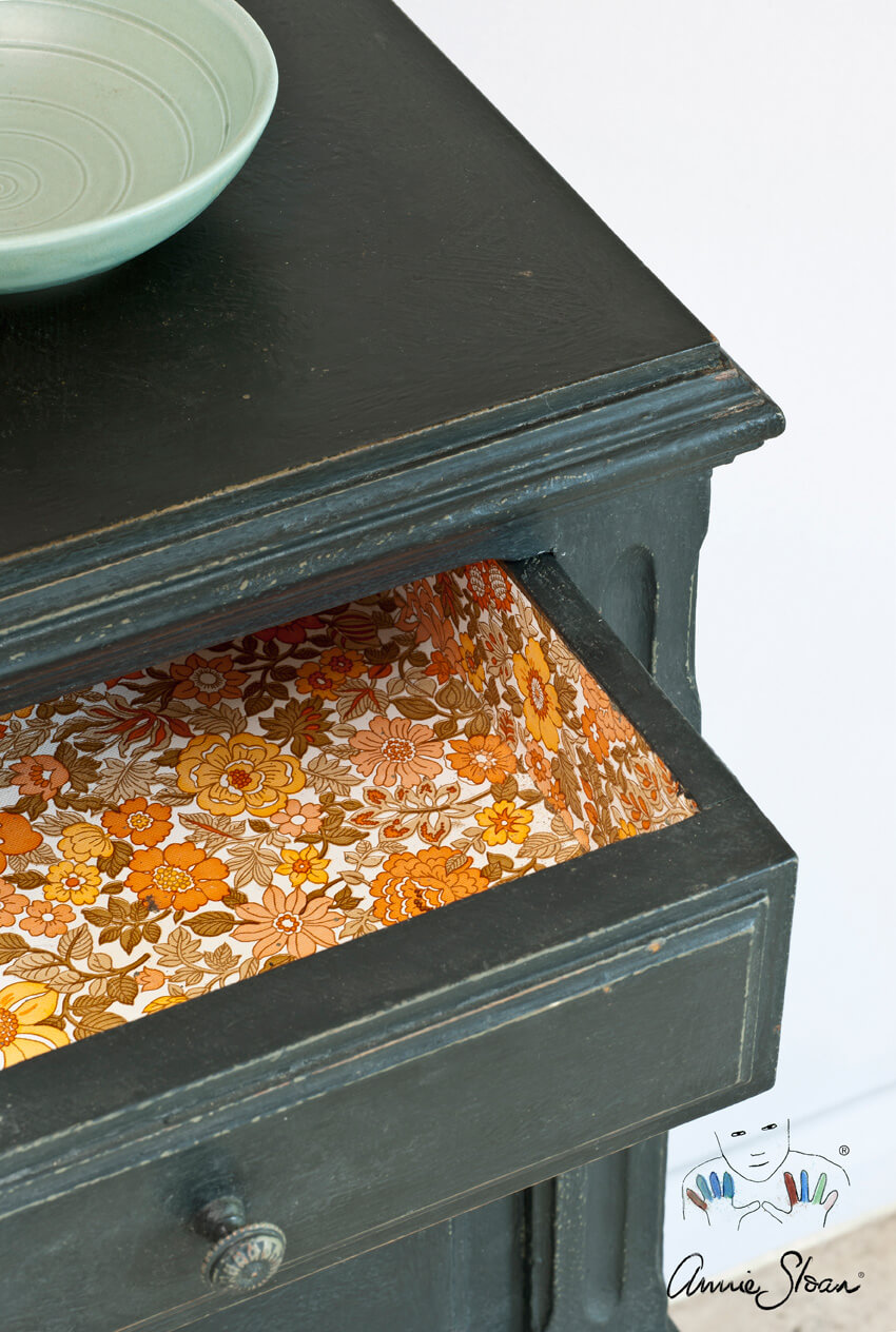 Nachttisch in Graphite Chalk Paint von Annie Sloan