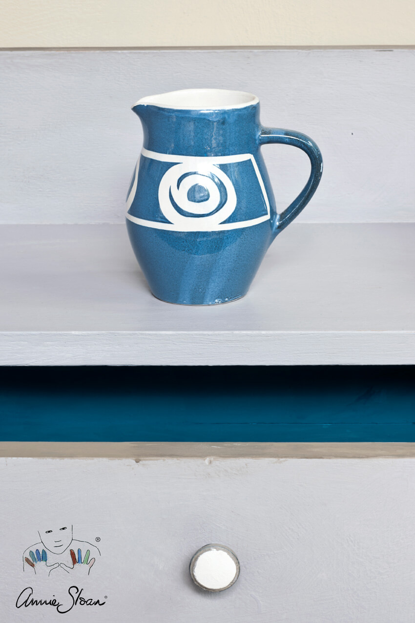 Hübsches Möbel in der Farbe Paloma von Annie Sloan Chalk Paint