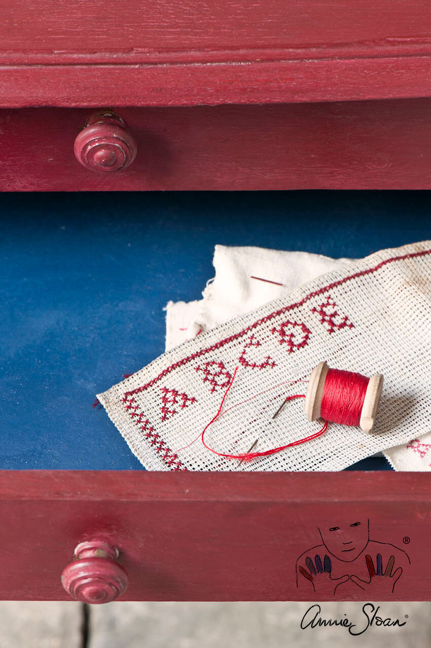 Schublade in Burgundy Chalk Paint von Annie Sloan