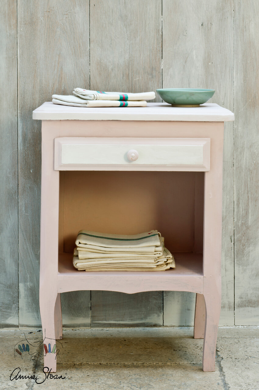 Nachttisch mit der Farbe Antoinette von Annie Sloan Chalk Paint